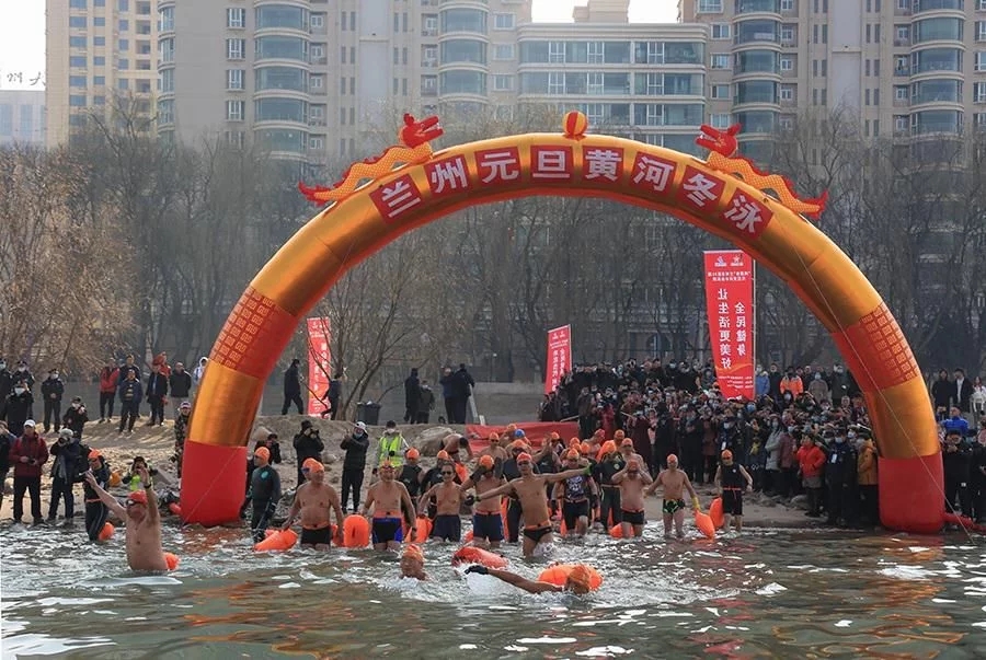 兰州市第32届元旦黄河冬泳表演活动 300冬泳爱好者畅游母亲河